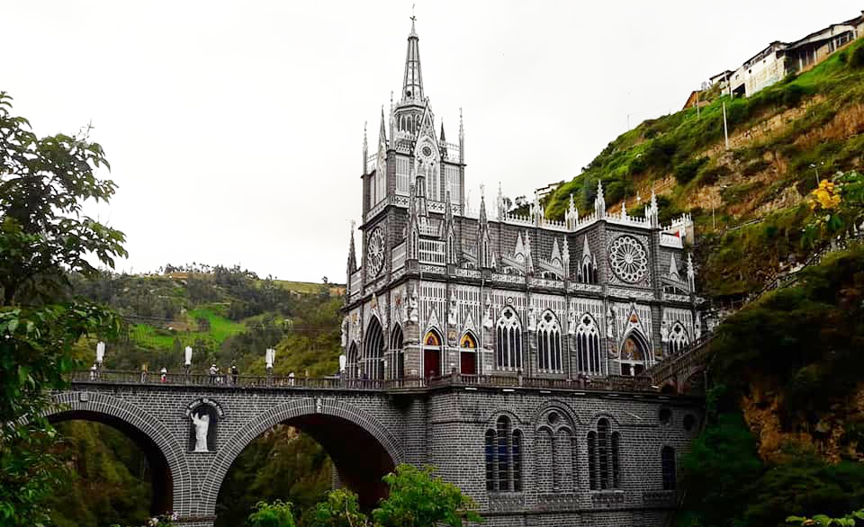 Una excéntrica iglesia gótica en las montañas de Colombia